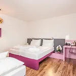 Roomz - Business Design Hotel 3*