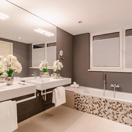 Roomz - Business Design Hotel 3*