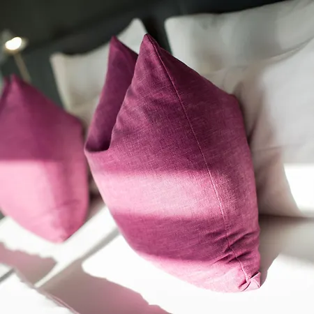 Hotel Roomz - Business Design