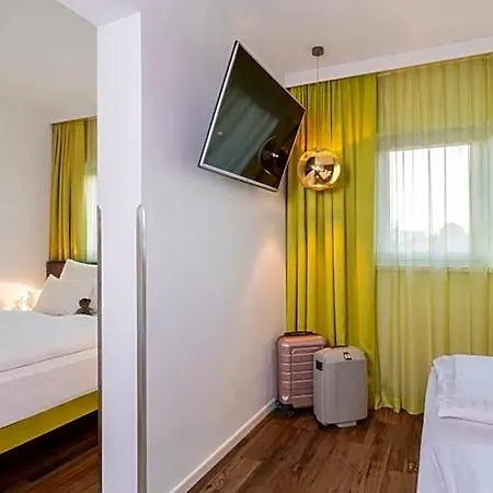 Roomz - Business Design 3*